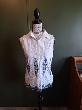 🌸Sleeveless White Eyelet Button-Up Top with Navy Floral Embroidery